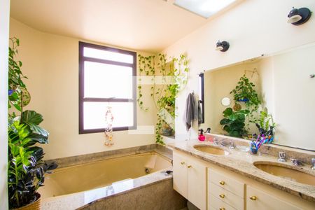 Apartamento à venda com 200m², 4 quartos e 3 vagas Apartamento à venda com 200m², 4 quartos e 3 vagasBanheiro do quarto 1