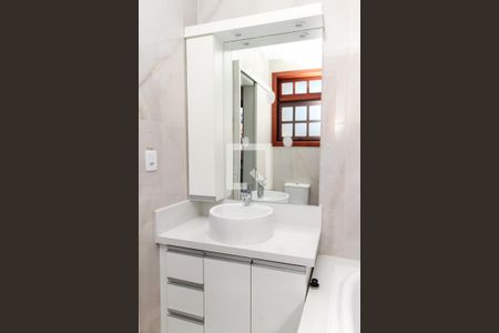 Banheiro Suíte de casa de condomínio à venda com 3 quartos, 211m² em Cristal, Porto Alegre