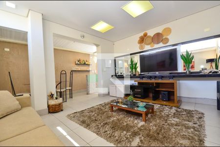 Sala de casa à venda com 6 quartos, 297m² em Cachoeirinha, Belo Horizonte