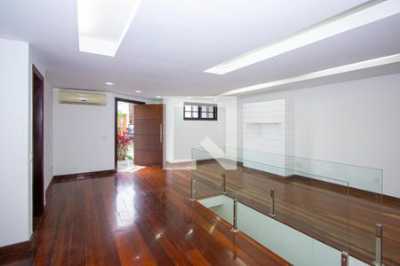Casa de condomínio à venda com 300m², 3 quartos e 3 vagasSala