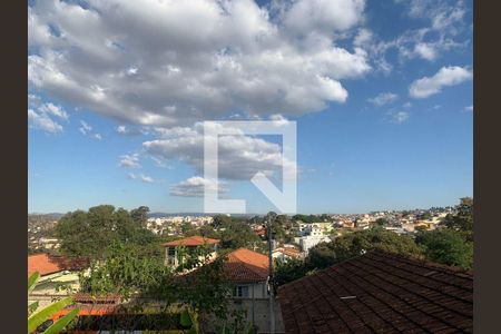 Casa à venda com 3 quartos, 180m² em Centro, Contagem