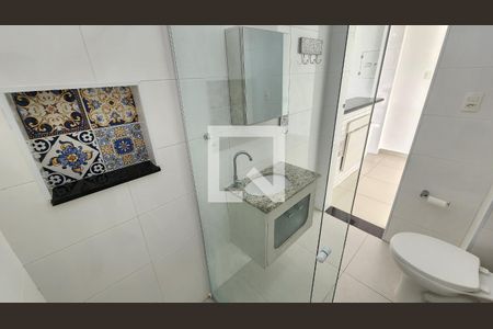 Banheiro de kitnet/studio para alugar com 1 quarto, 40m² em Embaré, Santos