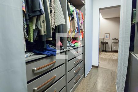 Casa de condomínio à venda com 479m², 3 quartos e 4 vagas Casa de condomínio à venda com 479m², 3 quartos e 4 vagasCloset da suíte 1