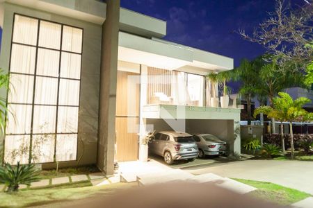 Casa de condomínio à venda com 479m², 3 quartos e 4 vagas Casa de condomínio à venda com 479m², 3 quartos e 4 vagasfachada