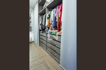 Casa de condomínio à venda com 479m², 3 quartos e 4 vagas Casa de condomínio à venda com 479m², 3 quartos e 4 vagasCloset da suíte 1