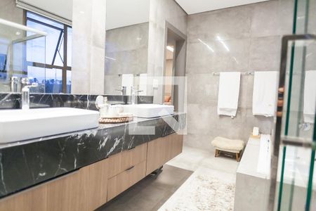 Casa de condomínio à venda com 479m², 3 quartos e 4 vagas Casa de condomínio à venda com 479m², 3 quartos e 4 vagasbanheiro da suíte 1