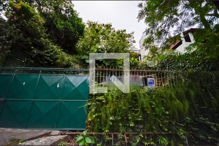 Casa à venda com 300m², 3 quartos e 1 vaga Casa à venda com 300m², 3 quartos e 1 vagaFachada