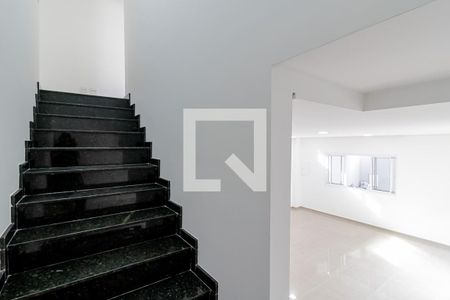 Escadas de casa para alugar com 4 quartos, 252m² em Vila Marte, São Paulo