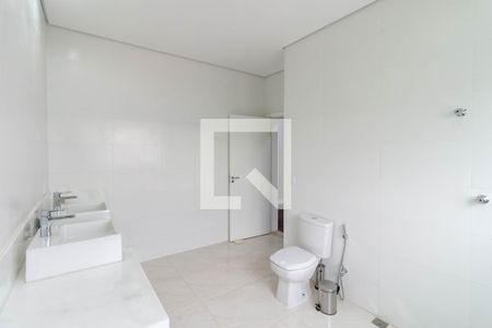 Casa de condomínio à venda com 810m², 4 quartos e 4 vagas Casa de condomínio à venda com 810m², 4 quartos e 4 vagasBanheiro da Suíte