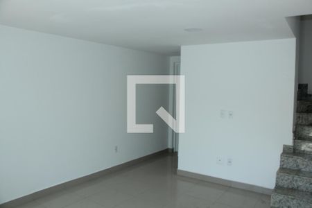 Sala de casa para alugar com 2 quartos, 80m² em Jardim Jasmim, Nova Iguaçu