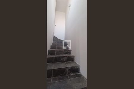 Escada de casa à venda com 2 quartos, 60m² em Água Branca, Belo Horizonte