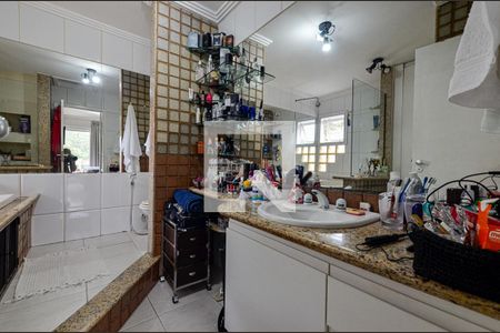 Banheiro do Quarto  de casa de condomínio à venda com 4 quartos, 290m² em Itaipu, Niterói