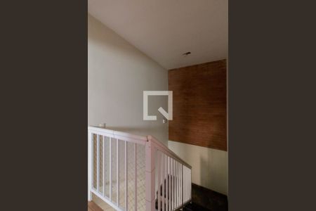 Casa à venda com 200m², 3 quartos e 4 vagas Casa à venda com 200m², 3 quartos e 4 vagasEscada