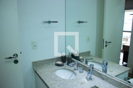 Banheiro de apartamento à venda com 1 quarto, 42m² em Vila Lídia, Campinas