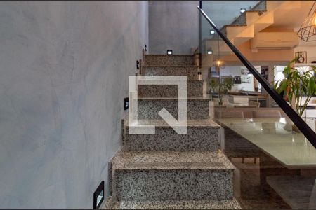 Escada Sala/Mezanino de apartamento à venda com 2 quartos, 117m² em Vila Sofia, São Paulo