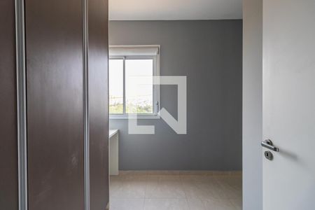 Quarto 2 de apartamento para alugar com 2 quartos, 42m² em Jardim Tupanci, Barueri