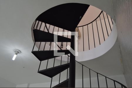 Escada vista da sala de apartamento à venda com 3 quartos, 154m² em Jacarepaguá, Rio de Janeiro