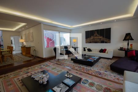 Casa à venda com 540m², 5 quartos e 3 vagas Casa à venda com 540m², 5 quartos e 3 vagasSala de Estar