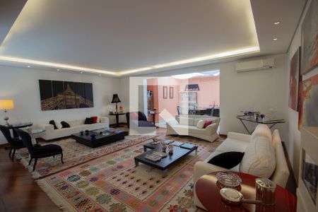 Casa à venda com 540m², 5 quartos e 3 vagas Casa à venda com 540m², 5 quartos e 3 vagasSala de Estar