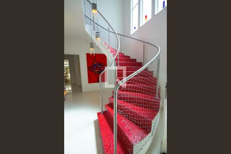 Casa à venda com 540m², 5 quartos e 3 vagas Casa à venda com 540m², 5 quartos e 3 vagasEscada