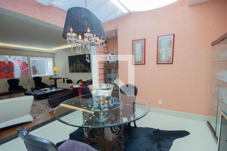 Casa à venda com 540m², 5 quartos e 3 vagas Casa à venda com 540m², 5 quartos e 3 vagasSala de Estar