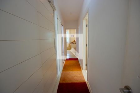 Casa à venda com 540m², 5 quartos e 3 vagas Casa à venda com 540m², 5 quartos e 3 vagasCorredor