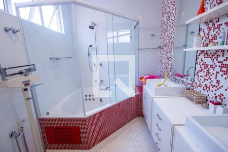 Casa à venda com 540m², 5 quartos e 3 vagas Casa à venda com 540m², 5 quartos e 3 vagasBanheiro 1