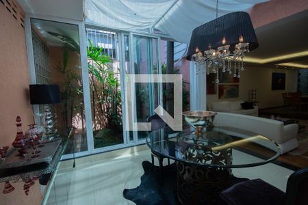 Casa à venda com 540m², 5 quartos e 3 vagas Casa à venda com 540m², 5 quartos e 3 vagasSala de Estar