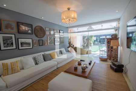 Casa à venda com 540m², 5 quartos e 3 vagas Casa à venda com 540m², 5 quartos e 3 vagasSala