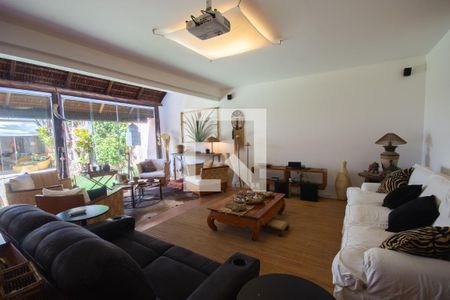 Casa à venda com 540m², 5 quartos e 3 vagas Casa à venda com 540m², 5 quartos e 3 vagasSala de TV