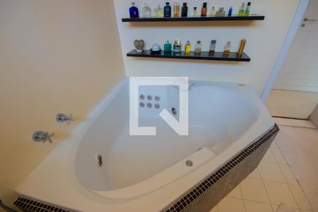 Casa à venda com 540m², 5 quartos e 3 vagas Casa à venda com 540m², 5 quartos e 3 vagasBanheiro da Suíte 2