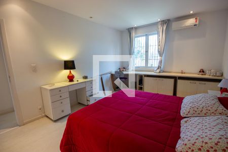 Casa à venda com 540m², 5 quartos e 3 vagas Casa à venda com 540m², 5 quartos e 3 vagasQuarto 2