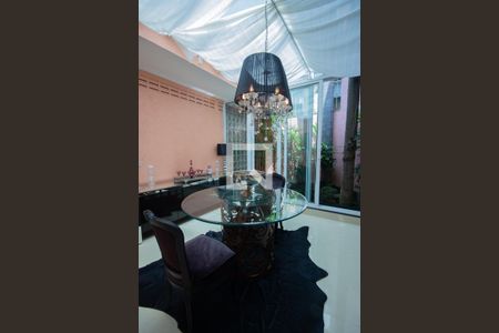 Casa à venda com 540m², 5 quartos e 3 vagas Casa à venda com 540m², 5 quartos e 3 vagasSala de Estar