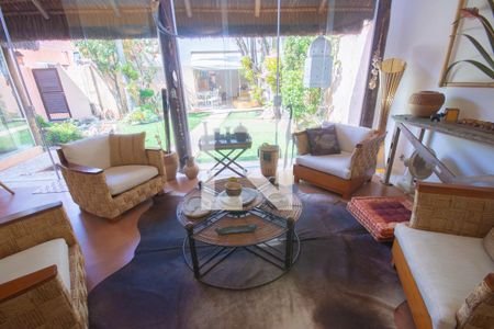 Casa à venda com 540m², 5 quartos e 3 vagas Casa à venda com 540m², 5 quartos e 3 vagasSala de TV