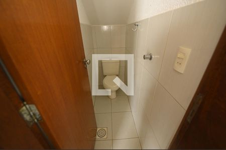 Banheiro lavabo de casa de condomínio para alugar com 3 quartos, 125m² em Santa Genoveva, Goiânia