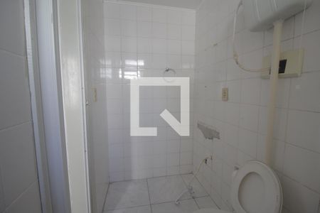 Banheiro de apartamento para alugar com 1 quarto, 44m² em Passo da Areia, Porto Alegre