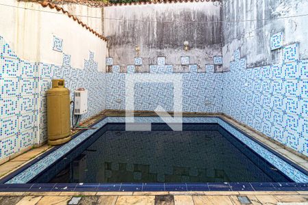 Casa à venda com 165m², 3 quartos e 2 vagas Casa à venda com 165m², 3 quartos e 2 vagasÁrea comum - Piscina