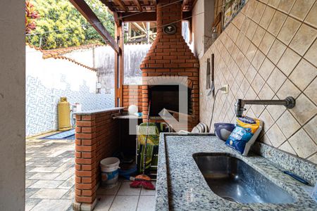Casa à venda com 165m², 3 quartos e 2 vagas Casa à venda com 165m², 3 quartos e 2 vagasÁrea comum - Churrasqueira
