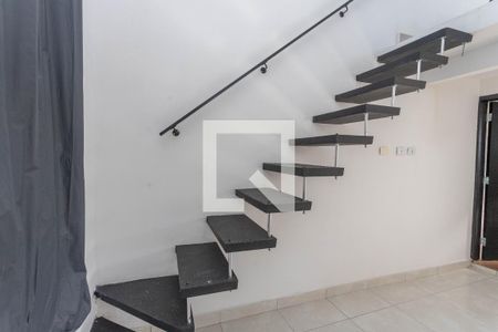 Escada de kitnet/studio para alugar com 1 quarto, 30m² em Centro, Diadema