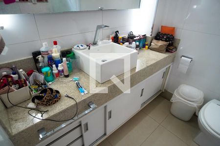 banheiro quarto 2 de apartamento à venda com 4 quartos, 140m² em Coração Eucarístico, Belo Horizonte
