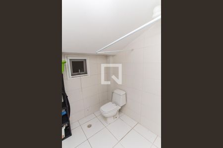 Casa de condomínio à venda com 450m², 4 quartos e 6 vagas Casa de condomínio à venda com 450m², 4 quartos e 6 vagasBanheiro da Suíte da Garagem