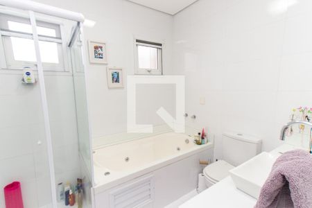 Casa de condomínio à venda com 450m², 4 quartos e 6 vagas Casa de condomínio à venda com 450m², 4 quartos e 6 vagasBanheiro da Suíte 3