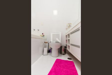 Casa de condomínio à venda com 450m², 4 quartos e 6 vagas Casa de condomínio à venda com 450m², 4 quartos e 6 vagasBanheiro da Suíte 3