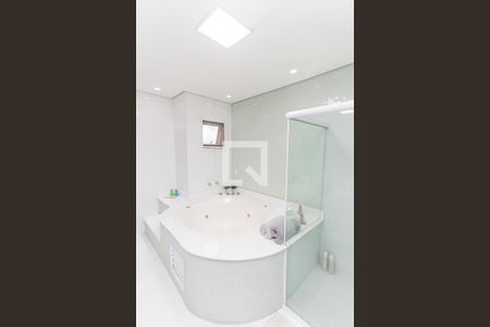 Casa de condomínio à venda com 450m², 4 quartos e 6 vagas Casa de condomínio à venda com 450m², 4 quartos e 6 vagasBanheiro da Suíte 1