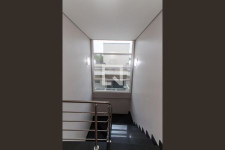 Casa de condomínio à venda com 450m², 4 quartos e 6 vagas Casa de condomínio à venda com 450m², 4 quartos e 6 vagasEscada