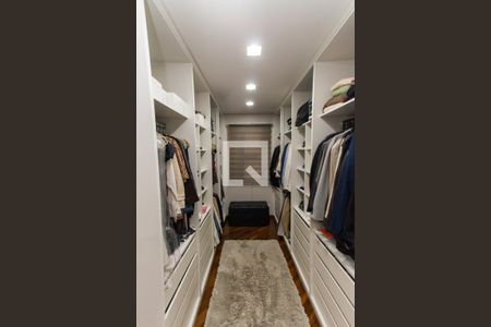 Casa de condomínio à venda com 450m², 4 quartos e 6 vagas Casa de condomínio à venda com 450m², 4 quartos e 6 vagasCloset da Suíte 1