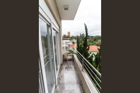 Casa de condomínio à venda com 450m², 4 quartos e 6 vagas Casa de condomínio à venda com 450m², 4 quartos e 6 vagasVaranda da Suíte 1