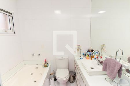 Casa de condomínio à venda com 450m², 4 quartos e 6 vagas Casa de condomínio à venda com 450m², 4 quartos e 6 vagasBanheiro da Suíte 3