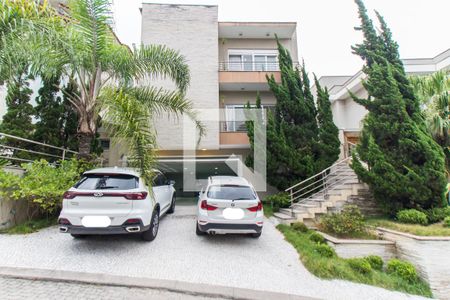 Casa de condomínio à venda com 450m², 4 quartos e 6 vagas Casa de condomínio à venda com 450m², 4 quartos e 6 vagasFachada