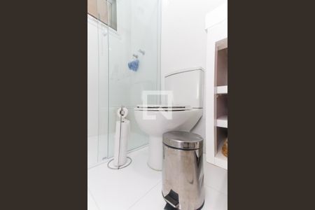 Casa de condomínio à venda com 450m², 4 quartos e 6 vagas Casa de condomínio à venda com 450m², 4 quartos e 6 vagasBanheiro da Suíte 2